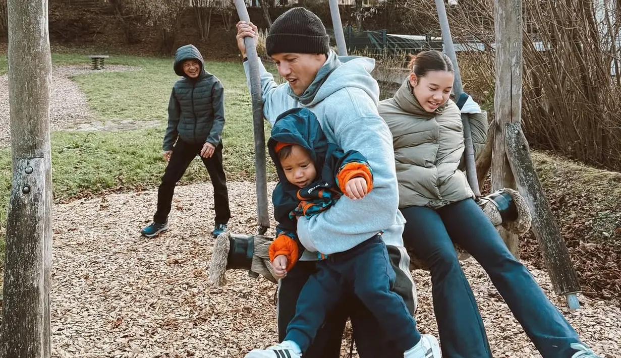 Keluarga Irfan Bachdim juga tampak kenakan puffer jacket dengan warna yang beragam. [Foto: Instagram/ Jennifer Bachdim]