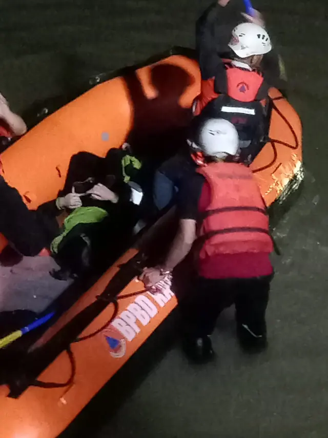Tim SAR Gabungan berhasil membawa para siswa MTS Harapan Baru yang menjadi korban dalam kegiatan Susur Sungai di  Sungai Cileueur Hulu Leuwi Ili, Ciamis.