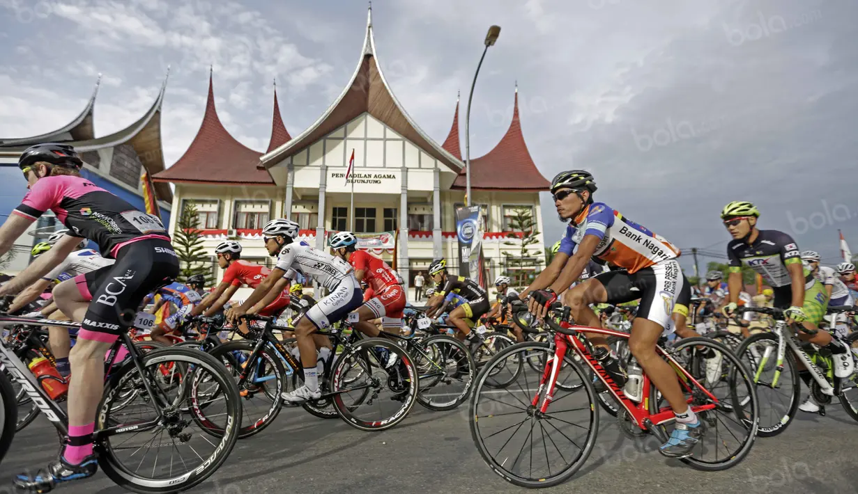 Para pebalap memulai start pada etape 7 Tour de Singkarak 2016 di Kabupaten Sijunjung, Jumat (12/8/2016). (Bola.com/Nicklas Hanoatubun)