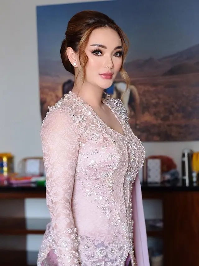 Zaskia Gotik cantik berkebaya (Instagram/zaskia_gotix)