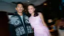Meski baru pertama kali disatukan dalam satu judul, Amanda Rawles ungkap jika ia sudah mengenal Daffa lebih dulu. Daffa yang ramah dan seru membuat Amanda nyaman selama bekerja sama bareng anak tunggal Marini Zumarnis itu. Terpaut usia hanya 2 tahun, tak heran jika keduanya sudah merasa klik satu sama lainnya sejak proses reading, syuting, hingga gala premiere digelar. (Liputan6.com/IG/@daffawardhana)