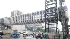 Kendaraan melintas jembatan penyeberangan orang (JPO) Bundaran Senayan di kawasan Jenderal Sudirman, Jakarta, Sabtu (5/1). Revitalisasi tiga di kawasan Sudirman ditargetkan selesai pada pertengahan Januari 2019. (Liputan6.com/Herman Zakharia)