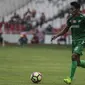 Gelandang PSMS Medan, Frets Butuan, menggiring bola saat melawan Sriwijaya FC pada perebutan tempat ketiga Piala Presiden di SUGBK, Jakarta, Sabtu (17/2/2018). PSMS kalah 0-4 dari Sriwijaya FC. (Bola.com/Vitalis Yogi Trisna)