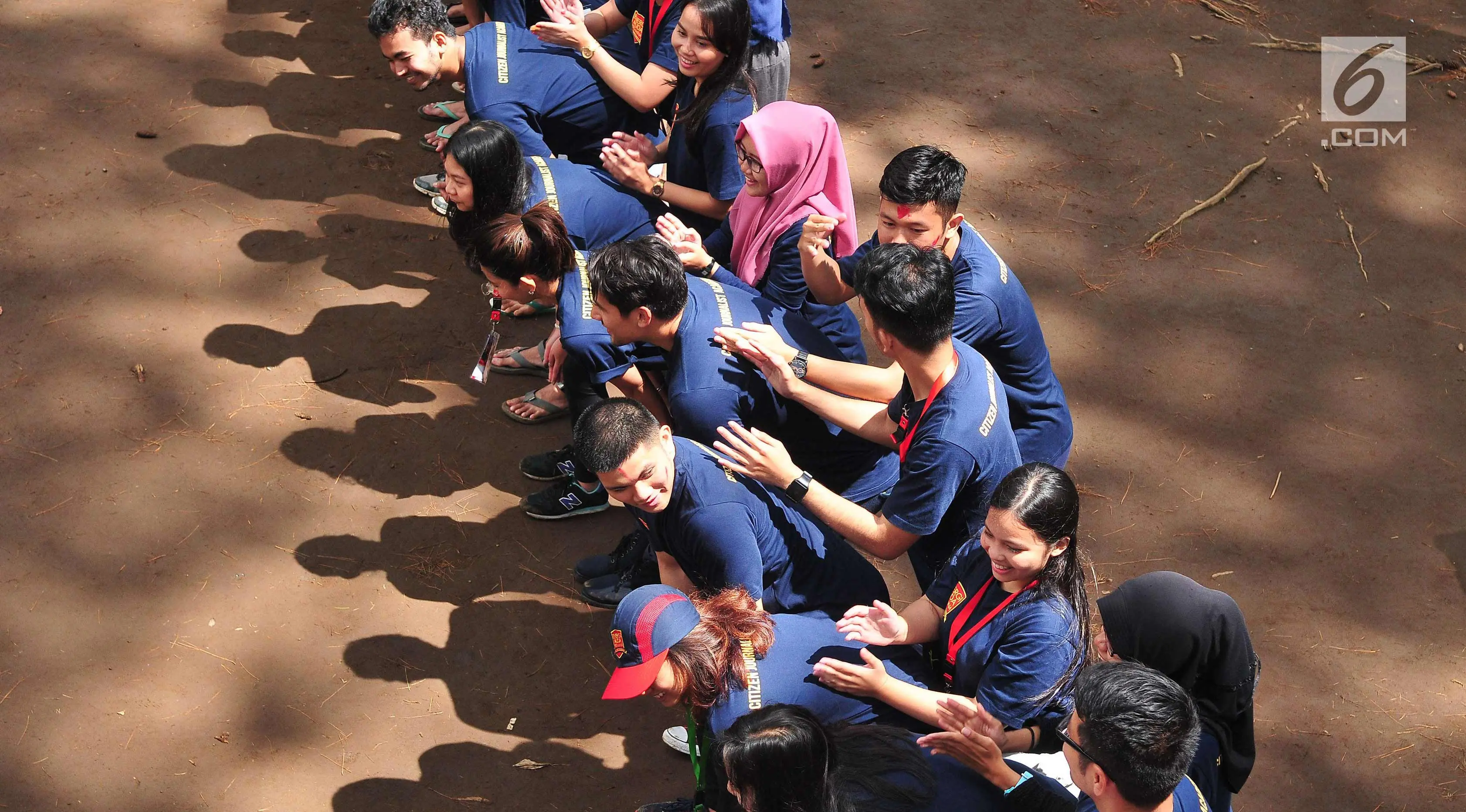 Sejumlah peserta mengikuti game di Jambore Citizen Journalist Academy Energi Muda Pertamina di Cikole, Bandung (16/11). Jelang Awarding, para finalis menjalani beberapa rangkaian acara. (Liputan6.com/Helmi Afandi)