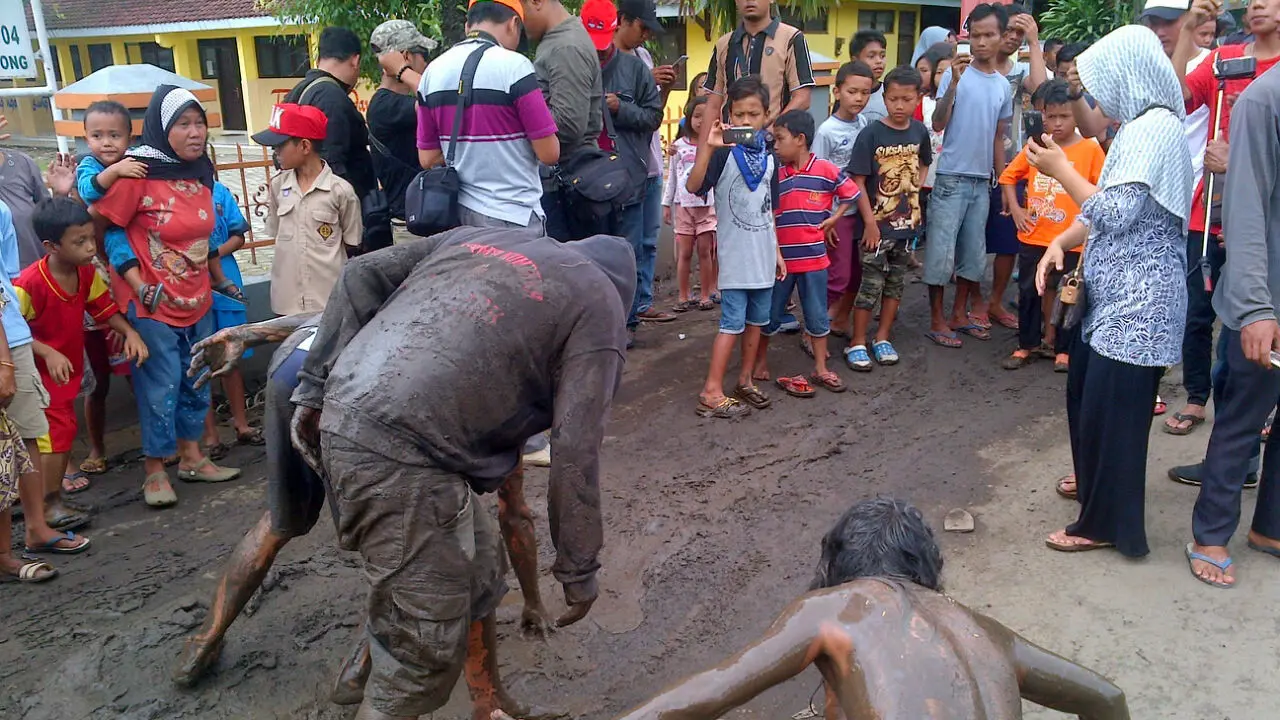 Warga Brebes Marah Lalu Mandi Lumpur
