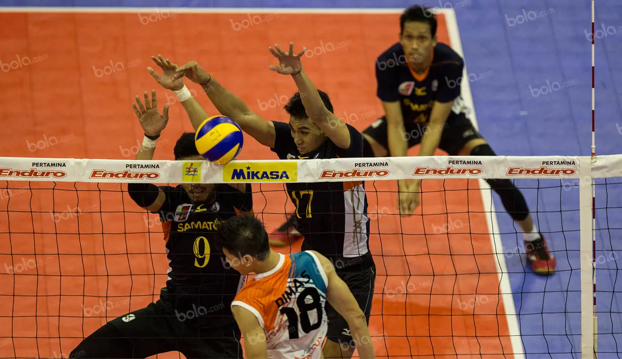 Pevoli Surabaya Samator, Rendy Tamamiwang, melakukan blocking saat melawan Jakarta BNI Taplus pada final Proliga 2016. Kemenangan ini menuntuskan dendam Surabaya Samator yang  takluk pada final four seri kedua. (Bola.com/Vitalis Yogi Trisna)