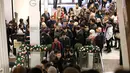 Pelanggan berebut masuk ke Selfridges department stores menjelang Boxing Day di pusat kota London, Inggris, Senin (26/12). Boxing Day merupakan tradisi hari belanja terbesar tahunan setiap 26 Desember atau sehari setelah Natal. (DANIEL Leal-Olivas/AFP)