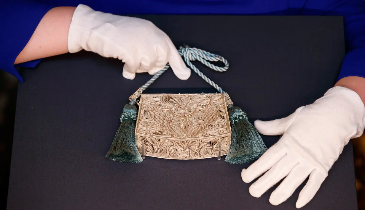 Sebuah tas perak yang dipersembahkan kepada Ratu Elizabeth II Inggris dari Presiden Kolombia jelang pameran Hadiah Kerajaan di Istana Buckingham, London (20/07). Pameran akan diselenggarakan pada 22 Juli - 1 Oktober 2017. (AFP PHOTO / Tolga Akmen)