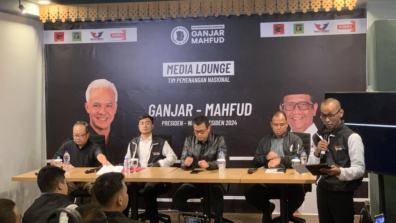 Tim Pemenangan Nasional (TPN) Ganjar Pranowo Subianto-Mahfud Md menggelar keterangan pers, Senin (11/12/2023). (Liputan6.com/Delvira Hutabarat)
