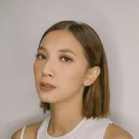 Rambut coklat dengan gaya blunt bob seperti Sheila Dara. (Instagram @sheiladaisha)