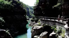 Pemandangan Ngarai Hongshi (Batu Merah) di lokasi wisata Gunung Yuntai di Wilayah Xiuwu, Provinsi Henan, China tengah (28/5/2020). Ngarai di dataran Danxia sepanjang 1,5 kilometer tersebut memiliki batu pasir berwarna kemerahan. (Xinhua/Zhu Xiang)