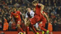 Kapten Liverpool Steven Gerrard bersiap melepaskan tembakan pada pertandingan sepak bola Liga Inggris antara Liverpool vs Aston Villa di Anfield, Liverpool (14/01/19). (AFP/Paul Ellis)