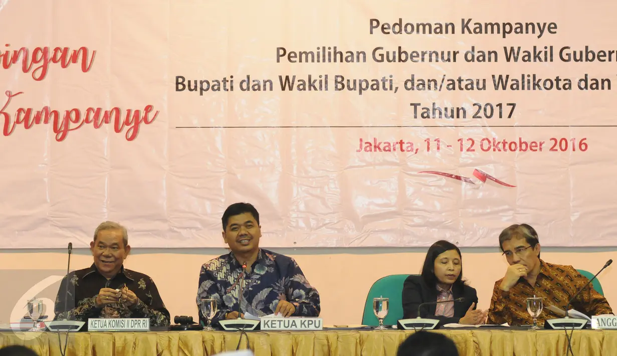 Ketua KPU RI, Juri Ardiantoro (kedua kiri) memberi materi Bimbingan Teknis Kampanye Pemilihan Tahun 2017 di Gedung KPU, Jakarta, Selasa (11/10). 68 peserta dari seluruh KPUD se Indonesia hadir dalam bimtek tersebut. (Liputan6.com/Helmi Fithriansyah)