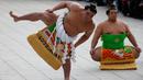 Juara sumo asal mongolia, Yokozuna Hakuho (kiri) melakukan persiapan untuk ritual tahunan di Kuil Meiji di Tokyo, Jepang, (7/1). Ritual ini dalam perayaan tahun baru 2016. (REUTERS / Yuya Shino)
