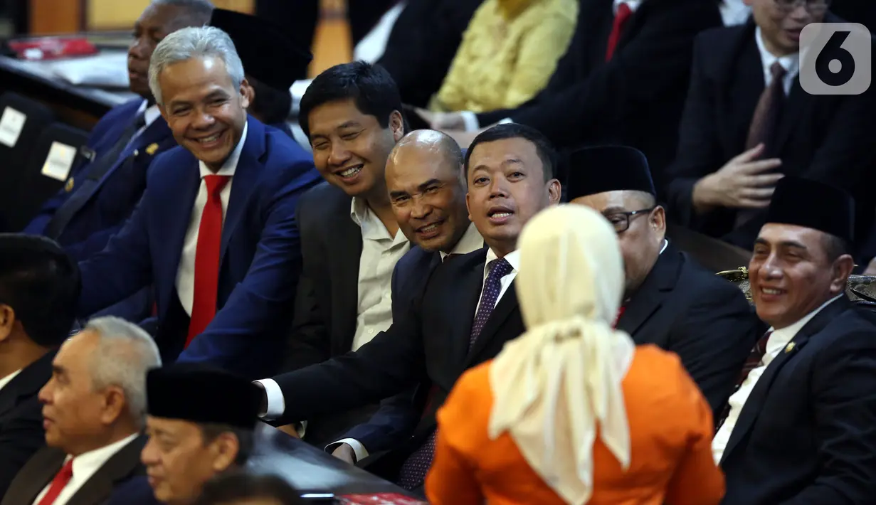 Gubernur Nusa Tenggara Timur (NTT), Viktor Laiskodat (tengah) menghadiri pelantikan Presiden dan Wapres 2019 di Gedung MPR/DPR/DPD RI, Senayan, Jakarta, Minggu (20/10/2019). Jokowi-Ma'ruf Amin resmi dilantik sebagai Presiden dan Wapres RI periode 2019-2024. (Liputan6.com/Johan Tallo)