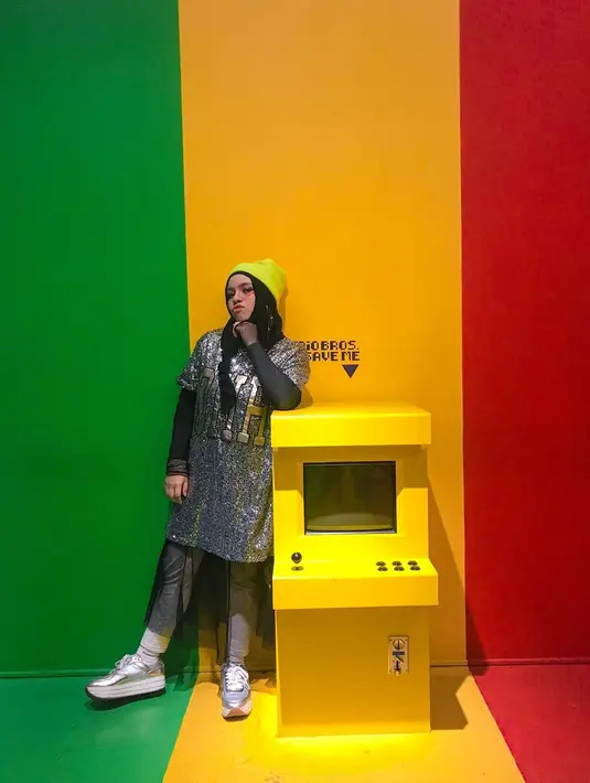 Penampilan blink blink Sajidah Halilintar pakai outfit sequin. Ia memadukan atasan sequin silver dengan manset hitam, rok tutu hitam, dan celana panjang putih. Sajidah menambahkan beanie kuning yang kontras. [Foto: Instagram/sajidahhalilintar]