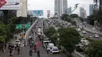 Sejumlah kendaraan melintasi flyover Pancoran yang mulai dibuka untuk umum, Jakarta, Senin (15/1). Pemprov DKI hari ini mulai mengoperasikan jalan layang Pancoran yang menghubungkan Jalan MT Haryono dan Jalan Gatot Subroto. (Liputan6.com/Arya Manggala)