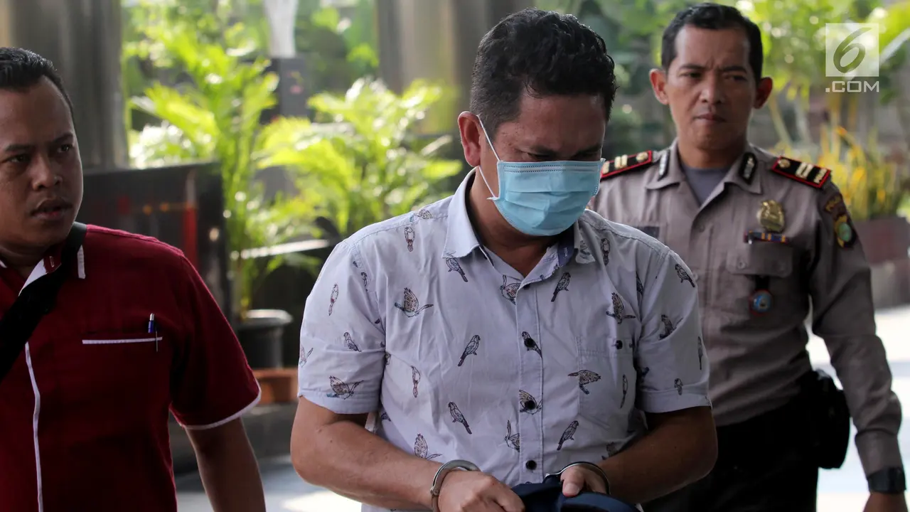 Kenakan Masker, Kepala Kantor Imigrasi Mataram Tiba di Gedung KPK