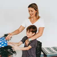 ibu memberikan kado ke anak perempuan. credits: pexels.com/helenalopes.