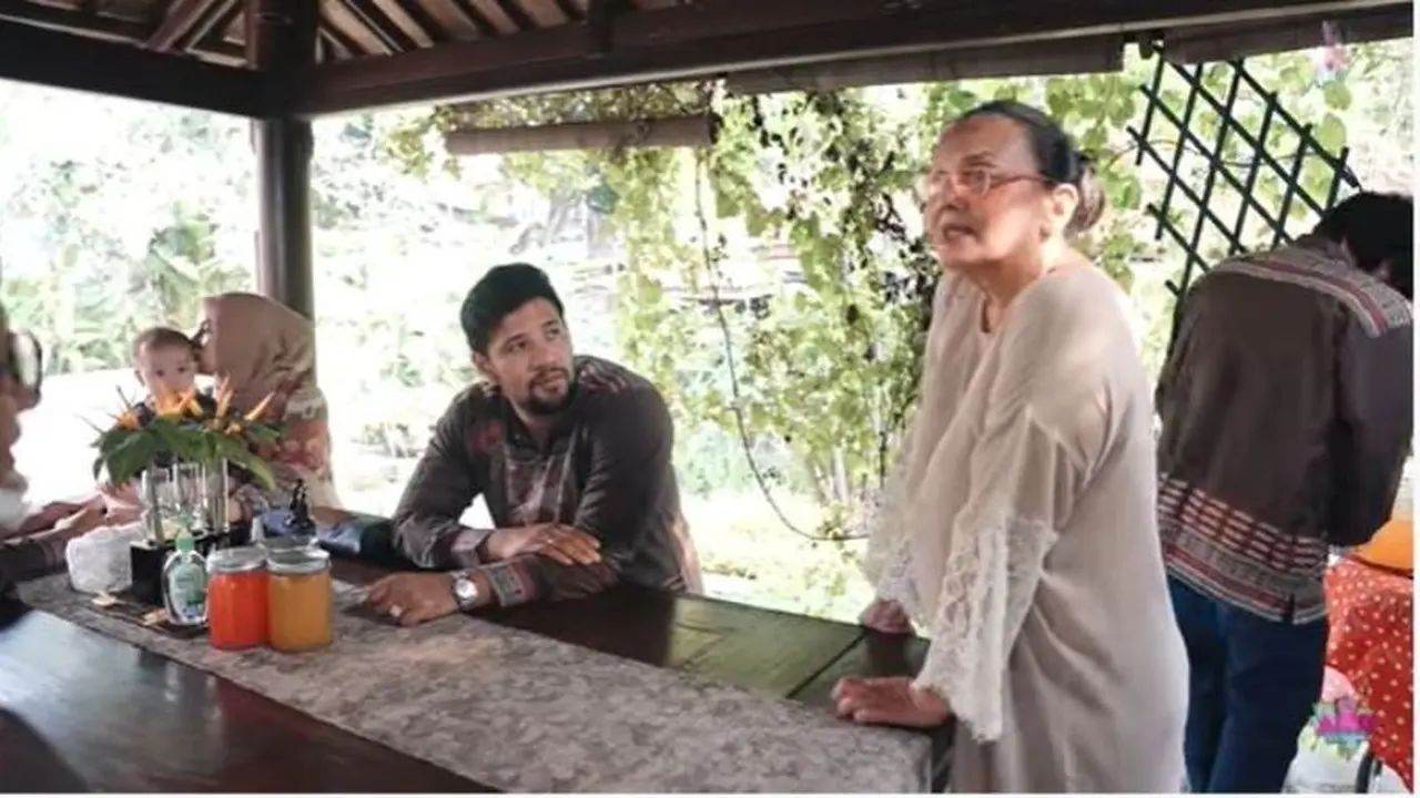 Menengok Halaman Rumah Christine Hakim bak Restoran Bernuansa Alam