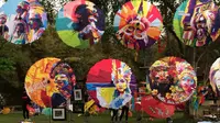 Kehadiran Festival Payung Indonesia 2018 dengan ribuan payung penuh warna dan lukisan, turut membuat pesona candi Borobudur semakin cantik.