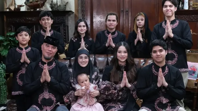 Alyssa Daguise dan Tissa Biani saat lebaran di rumah Ahmad Dhani kompak pakai baju hitam. [@elelrumi]