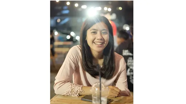 Saat di luar lapangan, Nabila terlihat berbeda. Ia terlihat cantik dengan rambut terurai.