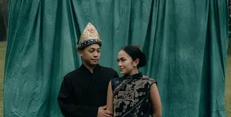 Tamara Kalla tampil elegan dengan berbakut kain wastra berupa songket. Riasan sederhana dengan sanggul dan perhiasan yang membuat gayanya kian elegan. [Foto: Instagram/ trysutrisnooo]