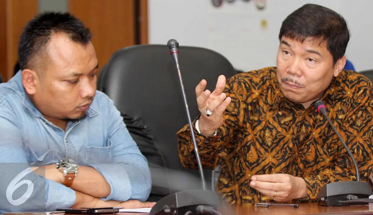 Johnson Panjaitan (kanan) saat mendatangi Komnas HAM, Jakarta, Jumat (24/7/2015). Kedatangan Johnson dan Asosiasi Advokat Indonesia untuk melaporkan KPK atas perlakuan tidak manusiawi kepada OC Kaligis. (Liputan6.com/Helmi Afandi)