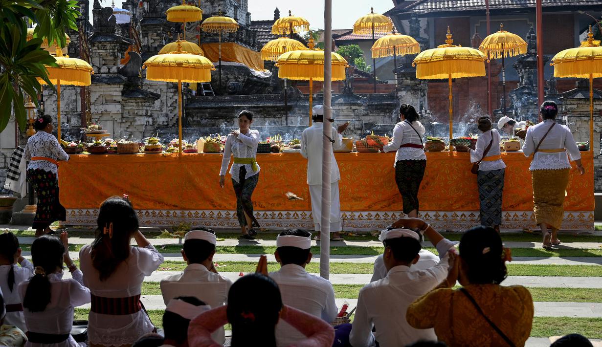 Hari Raya Galungan menjadi perayaan kemenangan Dharma melawan Adharma. (SONNY TUMBELAKA/AFP)