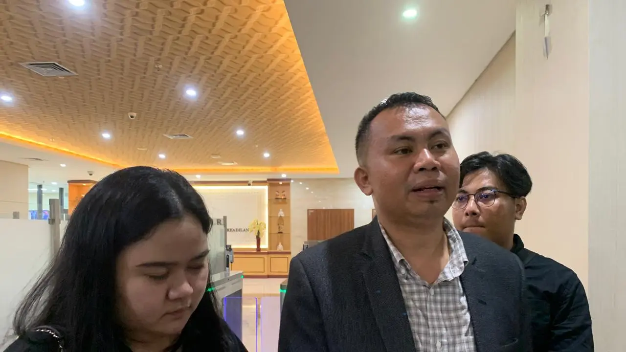 Marcellina Irianti Deca (25) dan Komang Dimas (23), pemilik Mobil Suzuki melaporkan seorang pengemudi mobil Toyota Fortuner berpelat TNI palsu ke Bareskrim polri. (Merdeka.com/Rahmat Baihaqi)