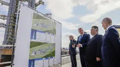 Presiden Rusia Vladimir Putin dan pemimpin Korea Utara Kim Jong Un memeriksa landasan peluncuran roket Angara dalam pertemuan mereka di kosmodrom Vostochny di luar kota Tsiolkovsky, sekitar 200 kilometer (125 mil) dari kota Blagoveshchensk di wilayah Amur, Rusia timur jauh, pada Rabu, 13 September 2023. (Mikhail Metzel, Sputnik, Kremlin Pool Photo via AP)