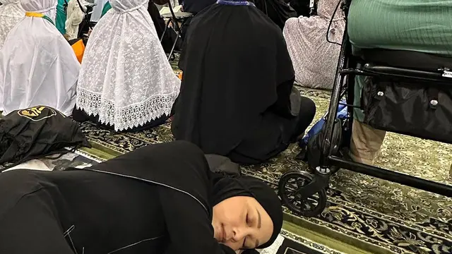 8 Potret Maia Estianty Tampil dengan Hijab Syari, Banjir Pujian