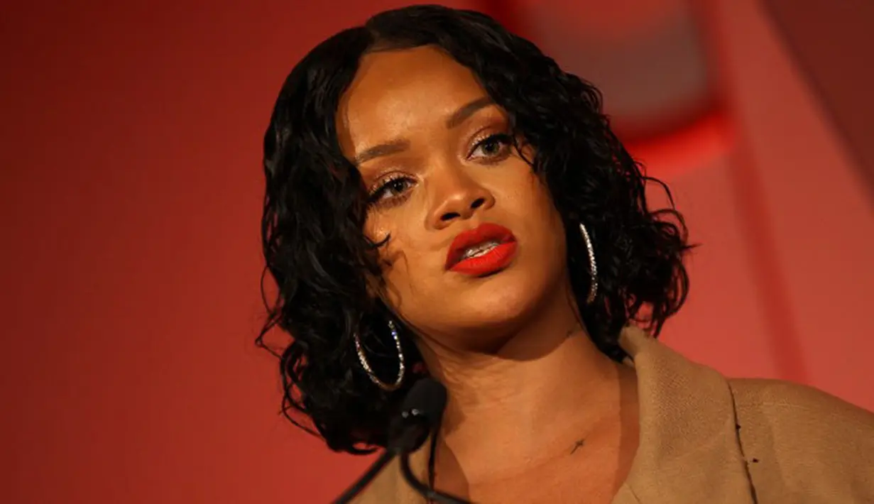 Rihanna, belakangan ini sedang ramai dibicarakan soal kisah hubungannya dengan miliarder Arab bernama Hassan Jameel. Kabar percintaannya ini ternyata sudah sampai ke telinga Ayah Rihanna, Ronald Fenty. (AFP/Bintang.com)