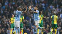 Nicolas Otamendi (kanan) mencetak gol perdananya untuk Manchester City dalam laga kontra Norwich City, Sabtu (31/10/2015) malam WIB. (Reuters / Jason Cairnduff)