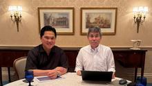 Ketua Umum PSSI Erick Thohir (kiri) saat bertemu dengan Wakil Ketua Komite Wasit PSSI Yoshimi Ogawa di Jepang guna membahas rencana-rencana perombakan sekaligus peningkatan kualitas perwasitan di Indonesia. (Dok. Instagram Erick Thohir)