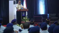 Inspektur Jenderal Kementerian Hukum dan HAM (Kemenkumham), Jhonni Ginting memberi arahan kepada para peserta Penguatan Pelaksanaan Tugas Pelayanan, Penegakan Hukum dan HAM yang dilaksanakan di Gedung Sport Center Jabar, Senin (8/7/2019). (Liputan6.com/Huyogo Simbolon)