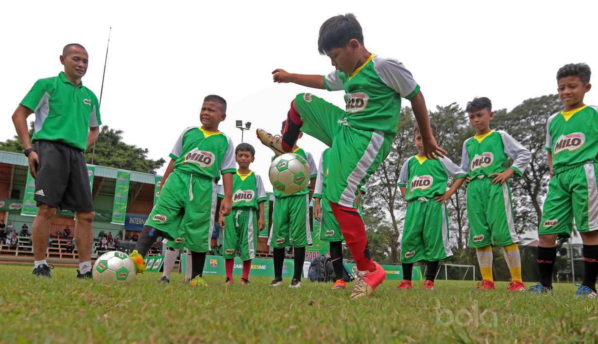 Aksi jugling kontestan MILO Road to Barcelona pada laga latih tanding di International School Clubs of Indonesia, Cirendeu, (15/7/2017). (Bola.com/Nicklas Hanoatubun)