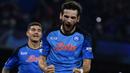 Khvicha Kvaratskhelia. Sayap kiri Georgia berusia 21 tahun ini baru bergabung dengan Napoli pada awal musim 2022/2023 usai didatangkan dari klub Georgia Dinamo Batumi dengan nilai transfer 10 juta euro. Di fase grup Liga Champions 2022/2023 ia telah menyumbang 2 gol dan 3 assist dari 4 penampilan. Seperti Frank Anguissa, ia juga hanya absen di matchday ke-5 saat Napoli menang 3-0 atas tamunya Glasgow Rangers (26/10/2022). (AFP/Filippo Monteforte)