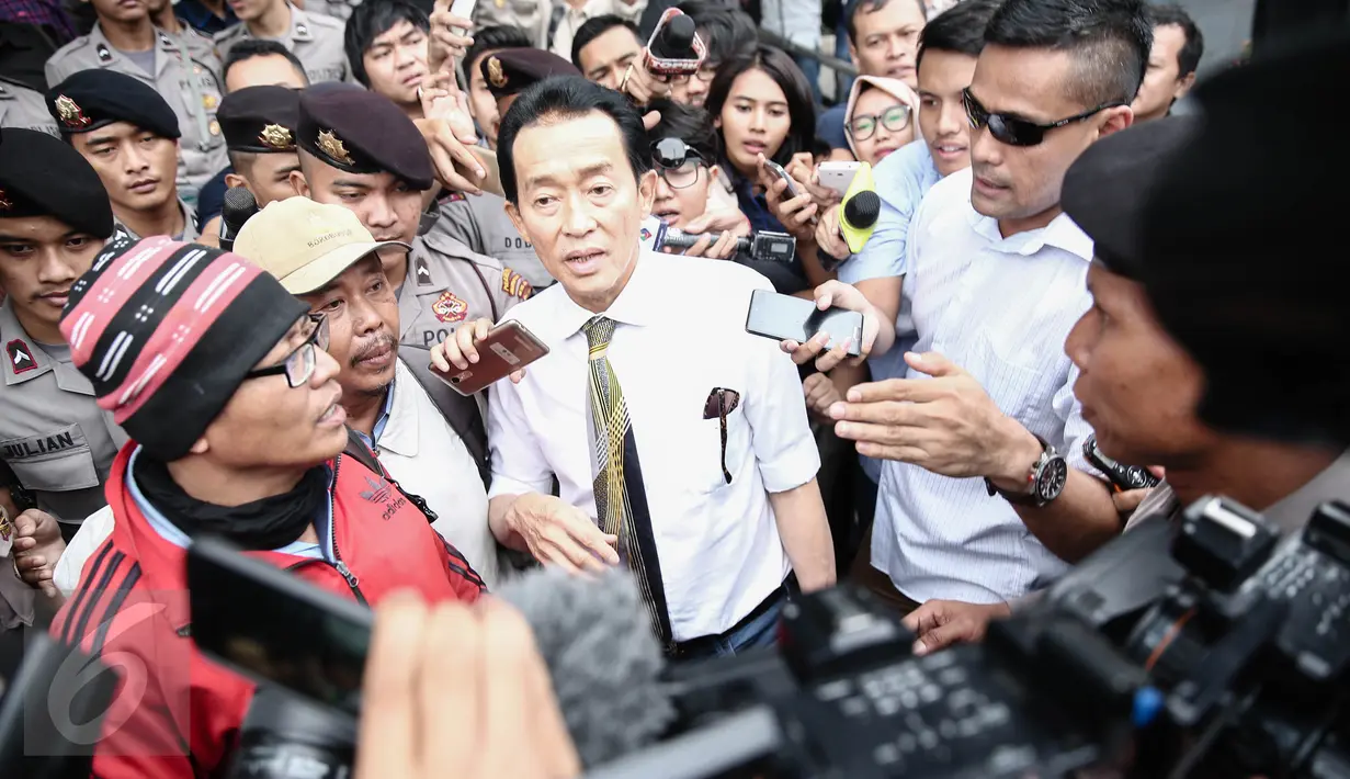 Edi Darmawan Salihin, ayah kandung dari Wayan Mirna Salihin seusai menghadiri sidang perdana kasus kopi sianida dengan terdakwa Jessica Kumala Wongso, di Pengadilan Negeri (PN) Jakarta Pusat, Rabu (15/6/2016). (Liputan6.com/Faizal Fanani)