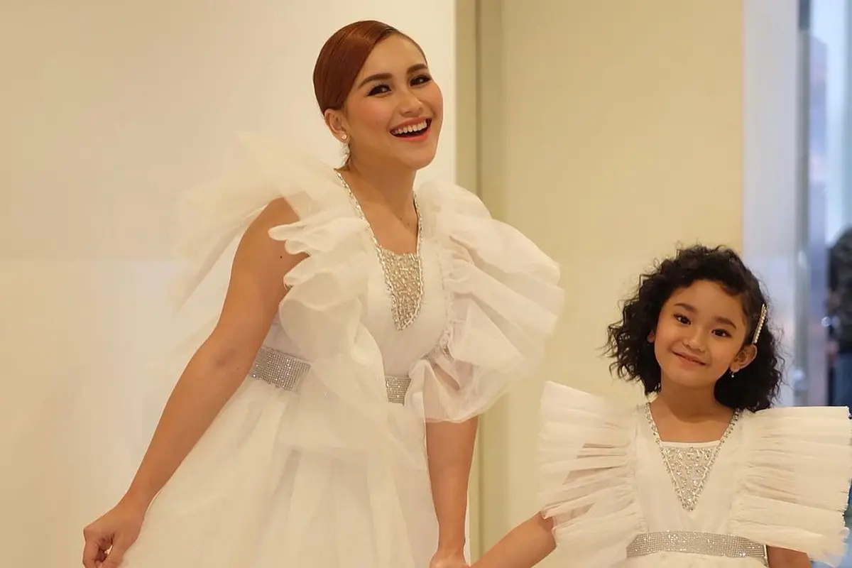 [Fimela] Potret Jadul Ayu Ting Ting