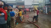 Pedagang Pasar Johar Semarang panik menyelamatkan barang dagangannya. (LIputan6.com/Felek Wahyu)