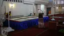 Sejumlah petugas melakukan persiapan jelang salat tarawih di Masjid Istiqlal, Jakarta, Rabu (17/6/2015). Warga Muslim di Indonesia bersiap menjalankan ibadah puasa 1436 H dengan ditandai pelaksanaan salat sunat tarawih. (Liputan6.com/Faizal Fanani) 