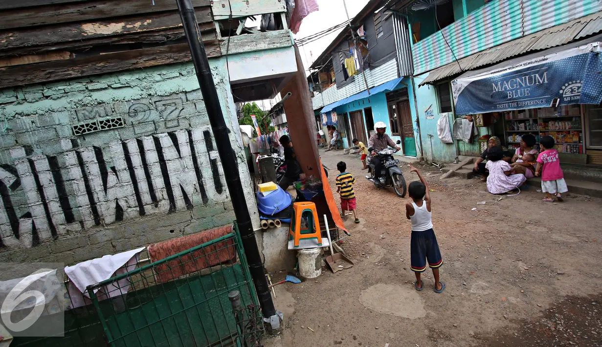 Sejumlah anak saat bermain di permukiman kawasan Bukit Duri, Jakarta, Kamis (12/5). Akhir Mei 2016, Pemerintah Provinsi DKI Jakarta memastikan akan kembali menggusur pemukiman liar di pinggiran Sungai Ciliwung tersebut. (Liputan6.com/Immanuel Antonius)