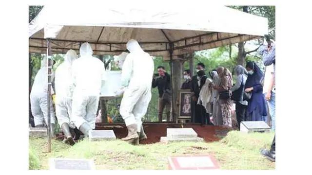 8 Potret Prosesi Pemakaman Dorce Gamalama, Diiringi Isak Tangis Keluarga