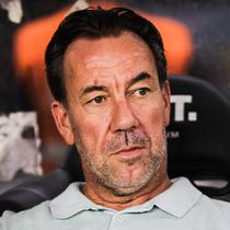 Pelatih PSIM Yogyakarta,&nbsp;Jean-Paul van Gastel saat timnya bertanding melawan Persebaya Surabaya dalam&nbsp;laga pertama BRI Super League 2025/2026, Jumat (8/8/2025). (Bola.com/Abdul Aziz)&nbsp;