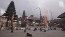 Umat Hindu menggelar upacara Purnama Kapat di Pura Besakih, Karangasem, Bali, Kamis (5/10). Pura Besakih di Desa Besakih ditetapkan dalam zona KRB II karena berjarak sekitar sembilan kilometer dari puncak kawah Gunung Agung. (Liputan6.com/Gempur M Surya)