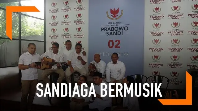 Sandiaga Uno bermain gitar dan bernyanyi lagu Kepompong bersama tim pemenangan Prabowo-Sandi. Mereka menunggu pengumuman hitung cepat di Kartanegara, Jakarta Selatan