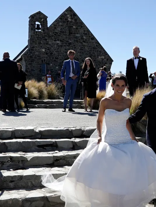 Sepasang suami istri meninggalkan Gereja setelah upacara pernikahan mereka di Danau Tekapo, Selandia Baru (6/10). Danau ini merupakan tujuan wisata yang populer dan terdapat beberapa hotel di kota kecil tersebut. (AP Photo/Mark Baker)
