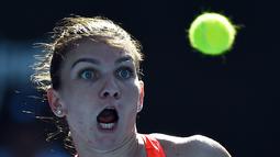 Petenis putri Rumania, Simona Halep, saat akan mengembalikan bola pukulan petenis Republik Ceska, Karolina Pliskova, dalam babak ketiga turnamen tenis Sydney International di Sydney, Australia, (13/1/2016). (AFP/Peter Parks)